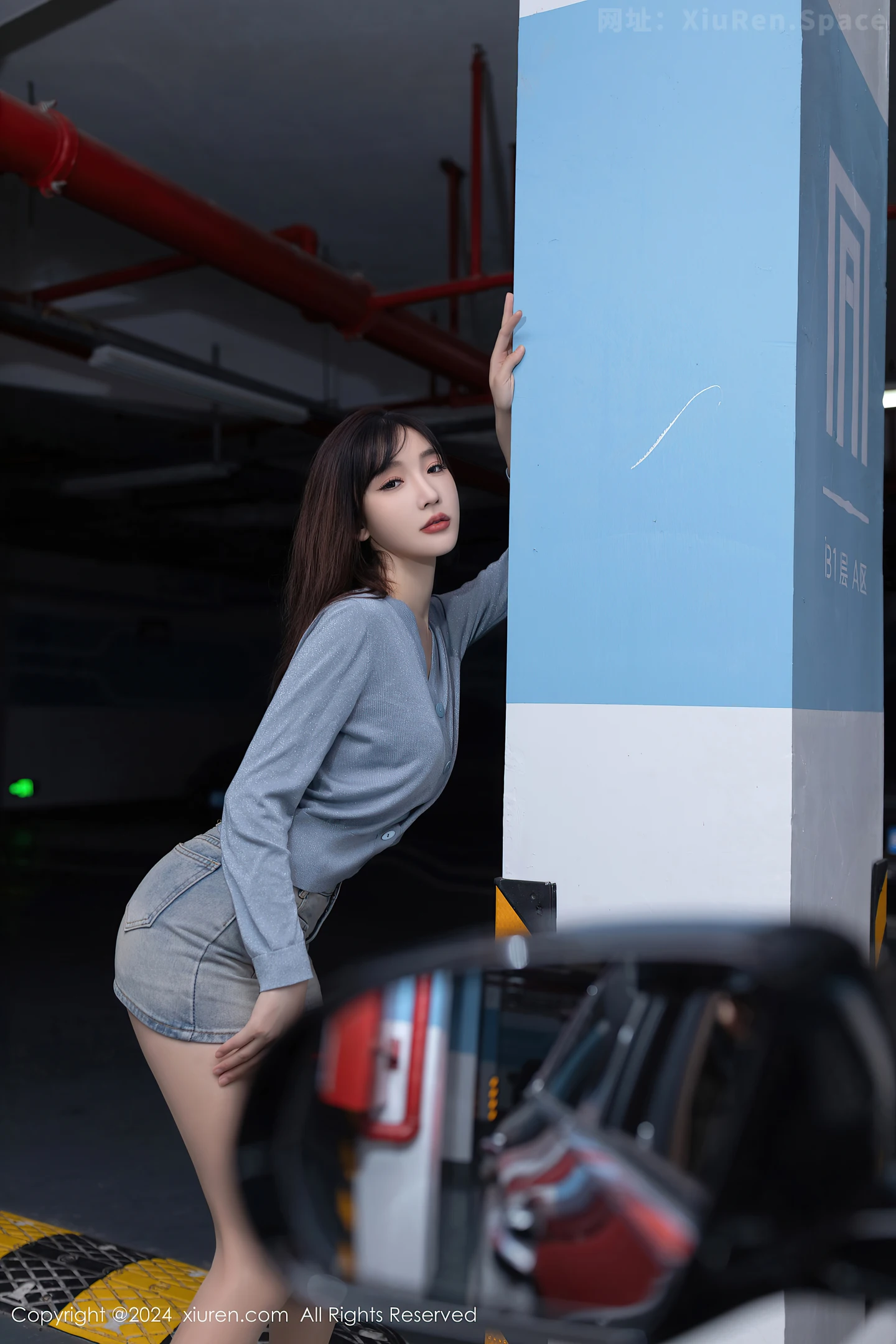 图片[2]-[XiuRen秀人网]VOL.8590 模特陆萱萱打车主题性感牛仔短裤配开档肉丝秀翘臀美腿诱惑写真80P-秀人网官方网站